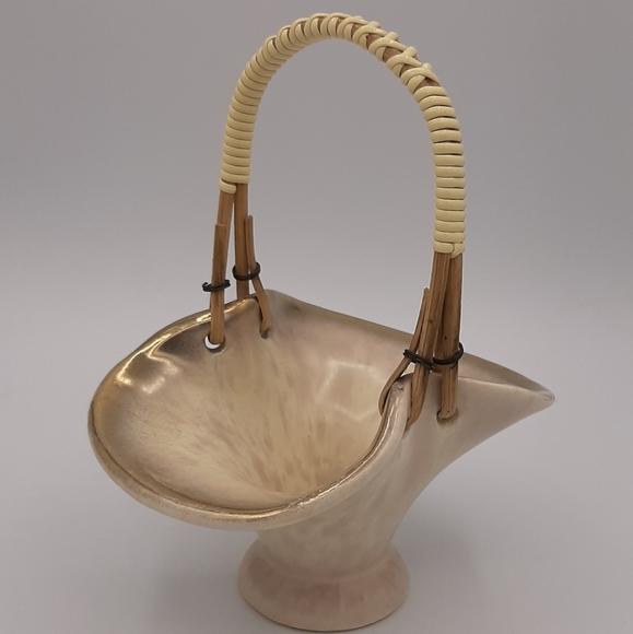 Vintage West Germany Pottery Beige Pinched Basket with Wooden Handles and Golden - Picture 2 of 9